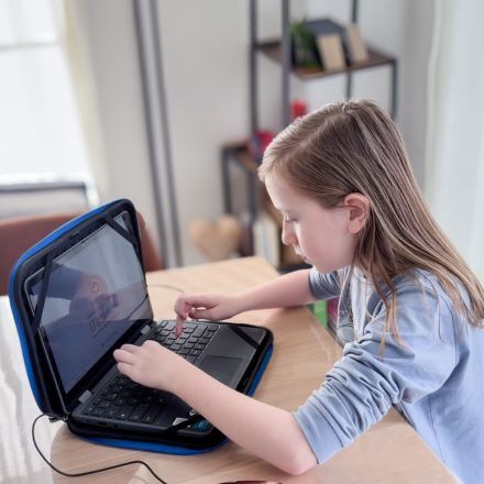 Lias gebruikt Bednet door neuromusculaire ziekte